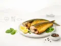 Dwie wędzone makrele z cytryną i przyprawami. Czy makrela wędzona jest zdrowa? Tak, to pyszne i zdrowe źródło kwasów omega-3.