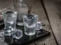 Chłodna wódka w kieliszkach z lodem. Choć smakuje wybornie, warto pamiętać o kaloriach.