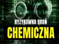 Mroczna maska gazowa na tle zielonego kodu. Napisy "RYZYKOWNA BROŃ" i "CHEMICZNA" ostrzegają przed zagrożeniem, jakim jest gaz bojowy.