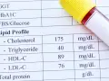 Wynik lipidogramu: cholesterol HDL w surowicy wynosi 89 mg/dL. Obok leży probówka z krwią.