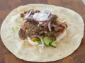 Pyszny kebab w tortilli z mięsem, warzywami i sosem. Zastanawiasz się, ile kcal ma kebab?