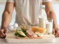 Produkty bogate w wapń: mleko, ser, jajka, orzechy, awokado. Unikaj niedoboru wapnia objawy, dbaj o dietę.