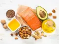 Łosoś, awokado, orzechy, siemię lniane i oleje – bogactwo zdrowych tłuszczów. Siemię lniane wartości odżywcze to kwasy omega-3.