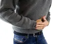 Ból brzucha może być objawem IBD. Co to jest IBD? To przewlekłe zapalenie jelit.