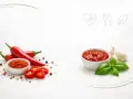 Papryczki chili, sos pomidorowy, czosnek i bazylia. Czy ostre jedzenie jest zdrowe? Ikony serca, sztućców i liścia sugerują zdrowy wybór.