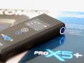 Elegancki, czarny alkomat PRO X5+ z niebieskim podświetleniem. Dobry alkomat do precyzyjnych pomiarów.