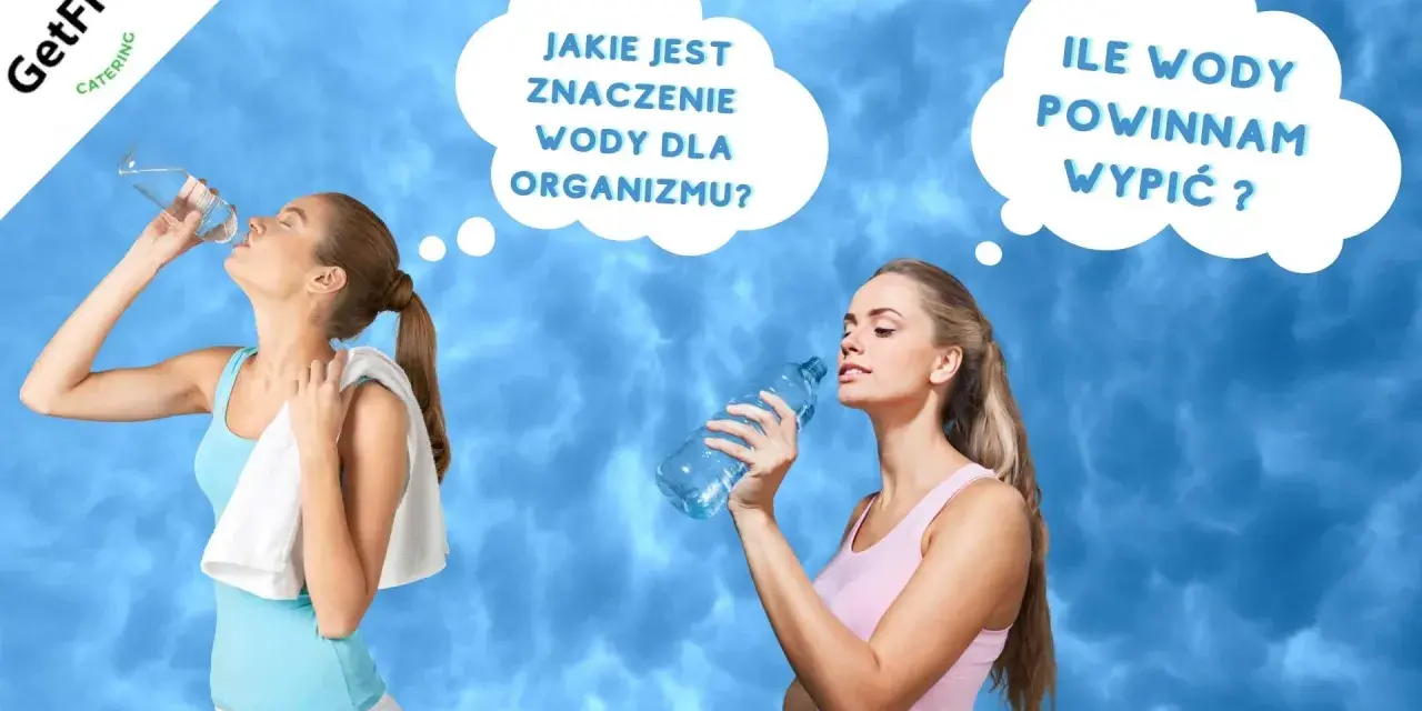 Dwie kobiety zastanawiają się, jak nawodnić organizm. Jedna pije wodę, druga trzyma butelkę.
