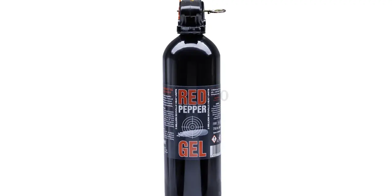 Czarny spray z gazem pieprzowym "Red Pepper Gel" z etykietą i dyszą.