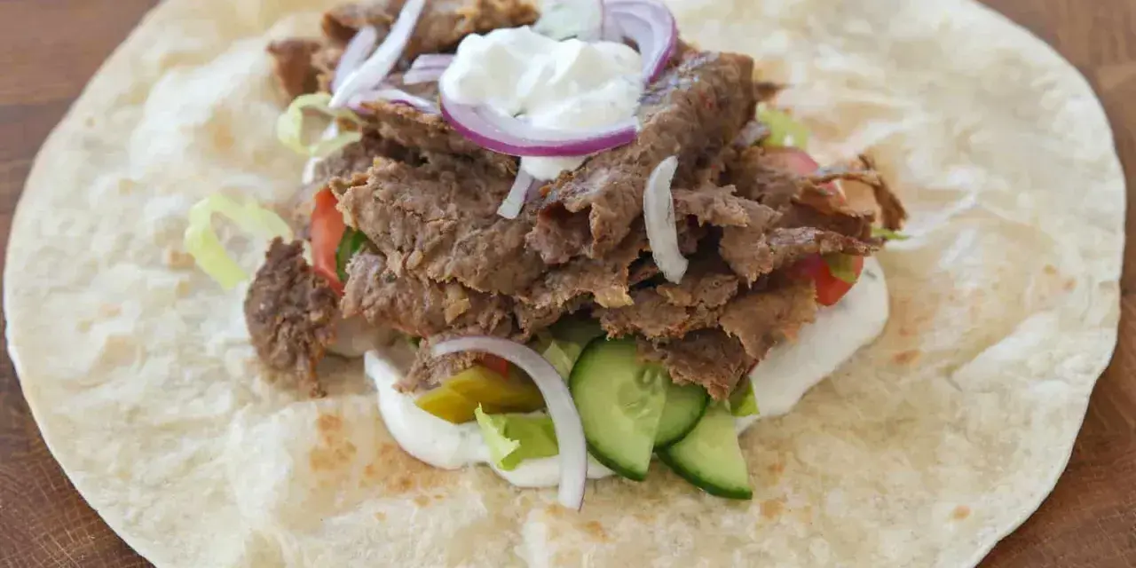 Pyszny kebab w tortilli z mięsem, warzywami i sosem. Zastanawiasz się, ile kcal ma kebab?