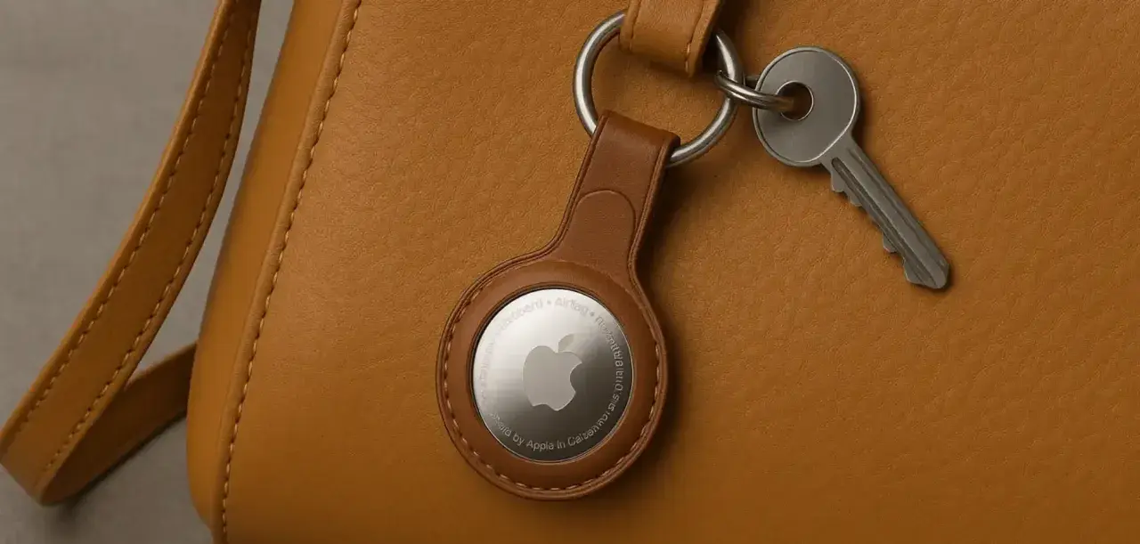 Skórzana torebka z kluczami i brelokiem Apple AirTag. Dowiedz się, jak działa AirTag, by nigdy nie zgubić swoich rzeczy.