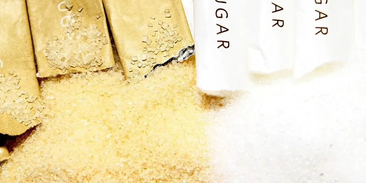Złoty cukier trzcinowy obok białego. Czy cukier trzcinowy jest zdrowszy? Zobaczmy, co kryje się w opakowaniach z napisem "SUGAR".