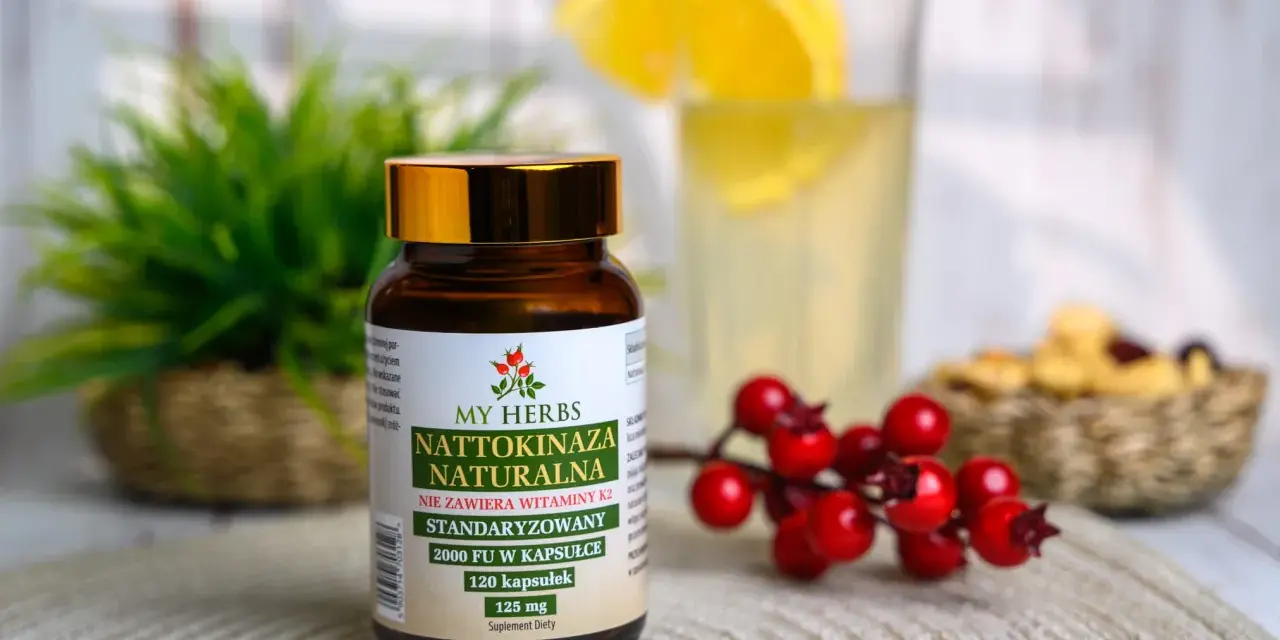 Butelka nattokinazy naturalnej My Herbs, 120 kapsułek. Idealna nattokinaza jaka najlepsza dla zdrowia, obok cytrynowy napój i jagody.