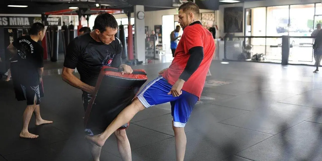 Jak trenować MMA: skuteczne techniki i plany dla początkujących