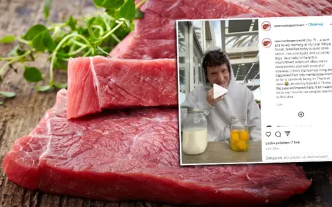 Surowe mięso na drewnianym blacie, obok zielone zioła. W tle zdjęcie mężczyzny z słoikami mleka i jajek, który eksperymentuje z dietą.