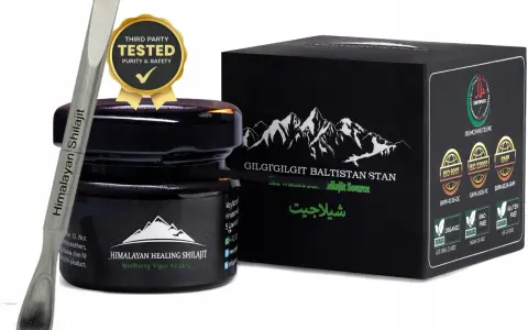 Srebrna szpatułka z napisem "Himalayan Shilajit" obok czarnego słoiczka i pudełka z górami. Certyfikaty potwierdzają jakość shilajitu.