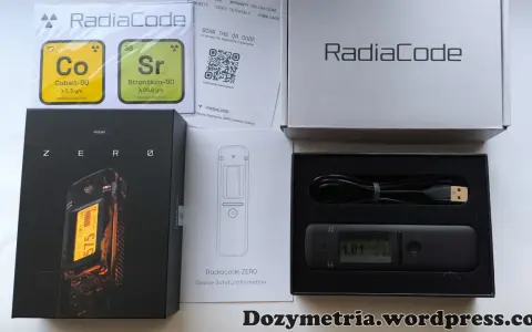 Zestaw Radiacode z dozymetrem ZERO, instrukcją i kablem USB. Obok pudełka z urządzeniem znajduje się karta z informacjami o izotopach Co-60 i Sr-90.