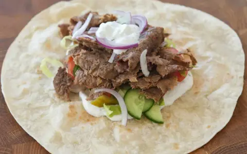 Pyszny kebab w tortilli z mięsem, warzywami i sosem. Zastanawiasz się, ile kcal ma kebab?