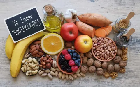 Owoce, orzechy, nasiona, czosnek i olej – te produkty pomagają obniżyć trójglicerydy.