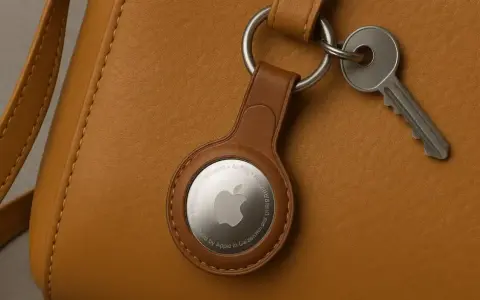 Skórzana torebka z kluczami i brelokiem Apple AirTag. Dowiedz się, jak działa AirTag, by nigdy nie zgubić swoich rzeczy.
