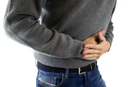 Ból brzucha może być objawem IBD. Co to jest IBD? To przewlekłe zapalenie jelit.