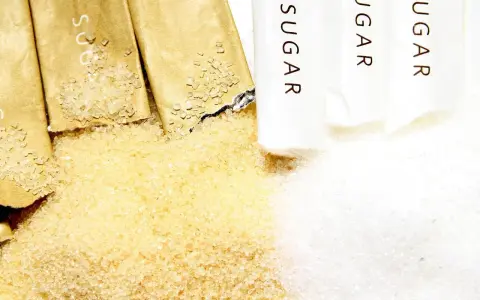 Złoty cukier trzcinowy obok białego. Czy cukier trzcinowy jest zdrowszy? Zobaczmy, co kryje się w opakowaniach z napisem "SUGAR".