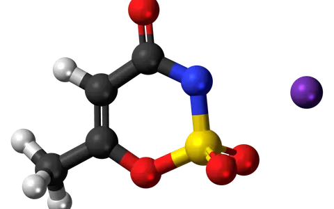 Model cząsteczki acesulfamu K, słodzika o intensywnym smaku, z atomami węgla, tlenu, azotu, siarki i potasu.