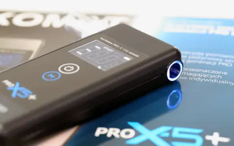 Elegancki, czarny alkomat PRO X5+ z niebieskim podświetleniem. Dobry alkomat do precyzyjnych pomiarów.