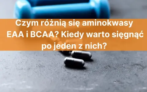 Niebieskie hantle i kapsułki na ciemnym tle. Tekst pyta o różnice między aminokwasami EAA i BCAA.
