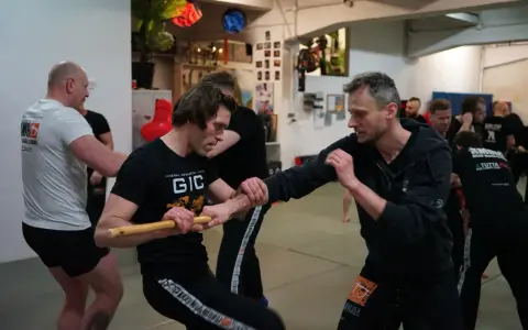 Najlepsza sztuka walki na ulice: Krav Maga czy MMA dla bezpieczeństwa?