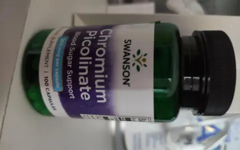 Butelka suplementu diety Swanson Chromium Picolinate, wspierającego poziom cukru we krwi. 100 kapsułek.