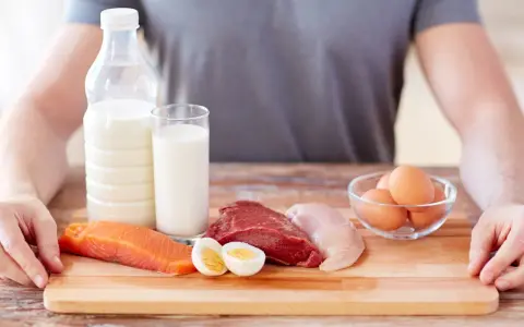 Łosoś, wołowina, kurczak, jajka i mleko – idealne produkty, co ma dużo białka a mało kalorii, dla zdrowej diety.