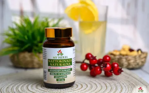Butelka nattokinazy naturalnej My Herbs, 120 kapsułek. Idealna nattokinaza jaka najlepsza dla zdrowia, obok cytrynowy napój i jagody.