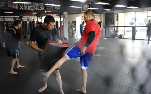 Jak trenować MMA: skuteczne techniki i plany dla początkujących