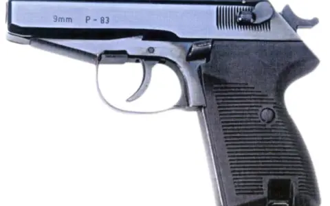 Pistolet P-83 kalibru 9mm, z czarną, ryflowaną rękojeścią.
