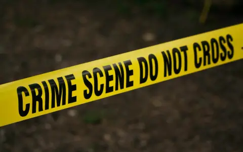 Żółta taśma z napisem "CRIME SCENE DO NOT CROSS". Zastanawiasz się, ile zarabia kryminolog?