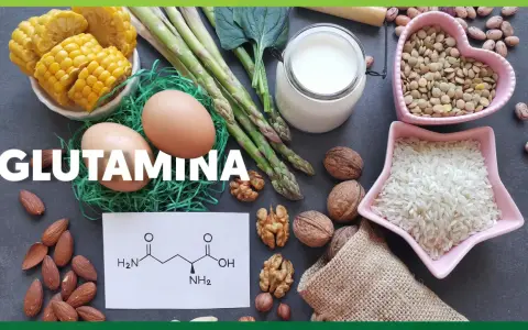 Glutamina co to? Obraz przedstawia produkty bogate w glutaminę: jajka, szparagi, mleko, orzechy, migdały, soczewicę, ryż, kukurydzę i fasolę.