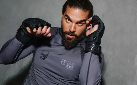 Spodenki do MMA i legginsy kompresyjne. Jak dół stroju wpływa na dynamikę kopnięć i bezpieczeństwo w oktagonie?