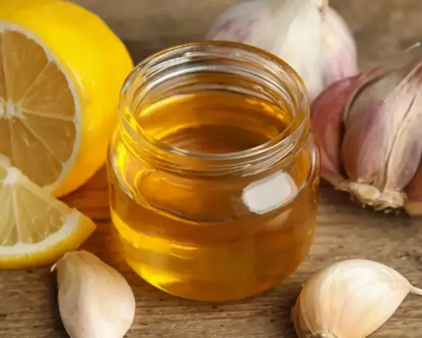 Cytryna, miód i czosnek – naturalne domowe sposoby na ból gardła.