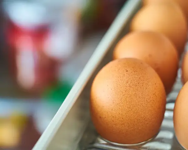 Jajka w lodówce. Wiesz, że cholina w czym jest? W jajkach! To świetne źródło tego cennego składnika.