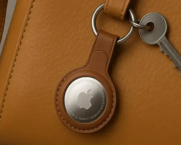 Skórzana torebka z kluczami i brelokiem Apple AirTag. Dowiedz się, jak działa AirTag, by nigdy nie zgubić swoich rzeczy.