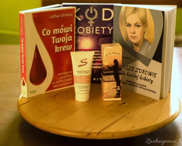Książki o zdrowiu kobiety i kremy, które mogą pomóc w utrzymaniu równowagi hormonalnej, np. jak podwyższyć estrogen.