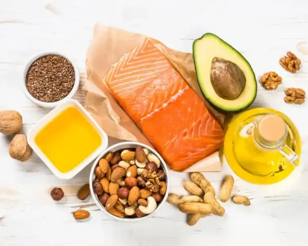 Łosoś, awokado, orzechy, siemię lniane i oleje – bogactwo zdrowych tłuszczów. Siemię lniane wartości odżywcze to kwasy omega-3.