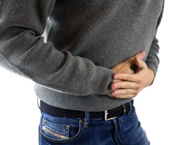 Ból brzucha może być objawem IBD. Co to jest IBD? To przewlekłe zapalenie jelit.