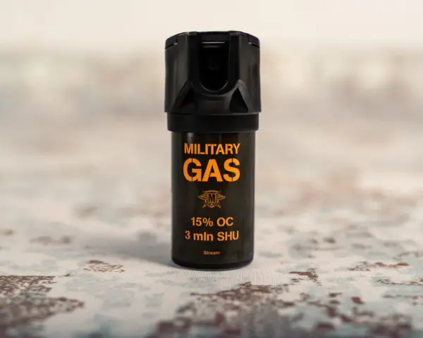 Czarny gaz pieprzowy z pomarańczowym napisem "MILITARY GAS" i informacją "Stream".