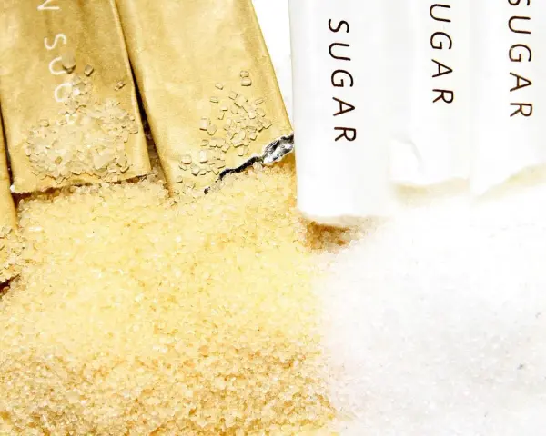 Złoty cukier trzcinowy obok białego. Czy cukier trzcinowy jest zdrowszy? Zobaczmy, co kryje się w opakowaniach z napisem "SUGAR".