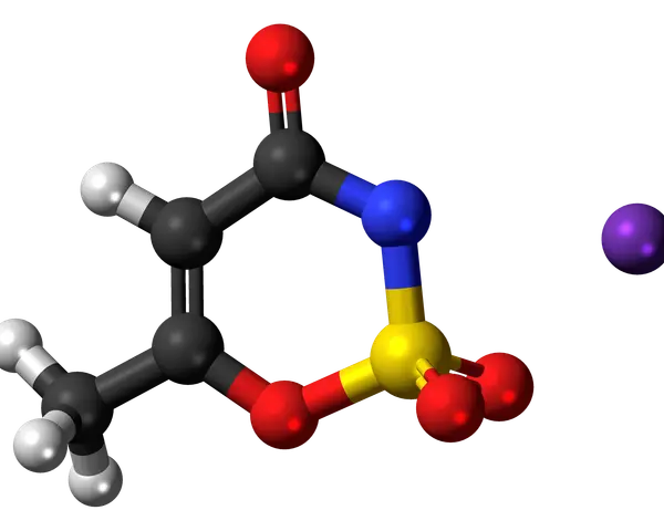Model cząsteczki acesulfamu K, słodzika o intensywnym smaku, z atomami węgla, tlenu, azotu, siarki i potasu.