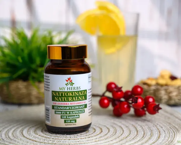 Butelka nattokinazy naturalnej My Herbs, 120 kapsułek. Idealna nattokinaza jaka najlepsza dla zdrowia, obok cytrynowy napój i jagody.