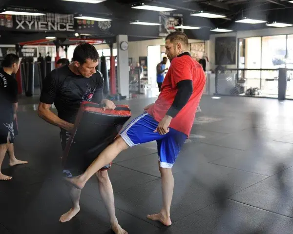 Jak trenować MMA: skuteczne techniki i plany dla początkujących