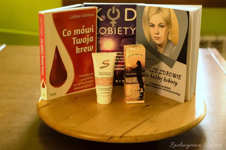 Książki o zdrowiu kobiety i kremy, które mogą pomóc w utrzymaniu równowagi hormonalnej, np. jak podwyższyć estrogen.