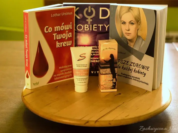Książki o zdrowiu kobiety i kremy, które mogą pomóc w utrzymaniu równowagi hormonalnej, np. jak podwyższyć estrogen.